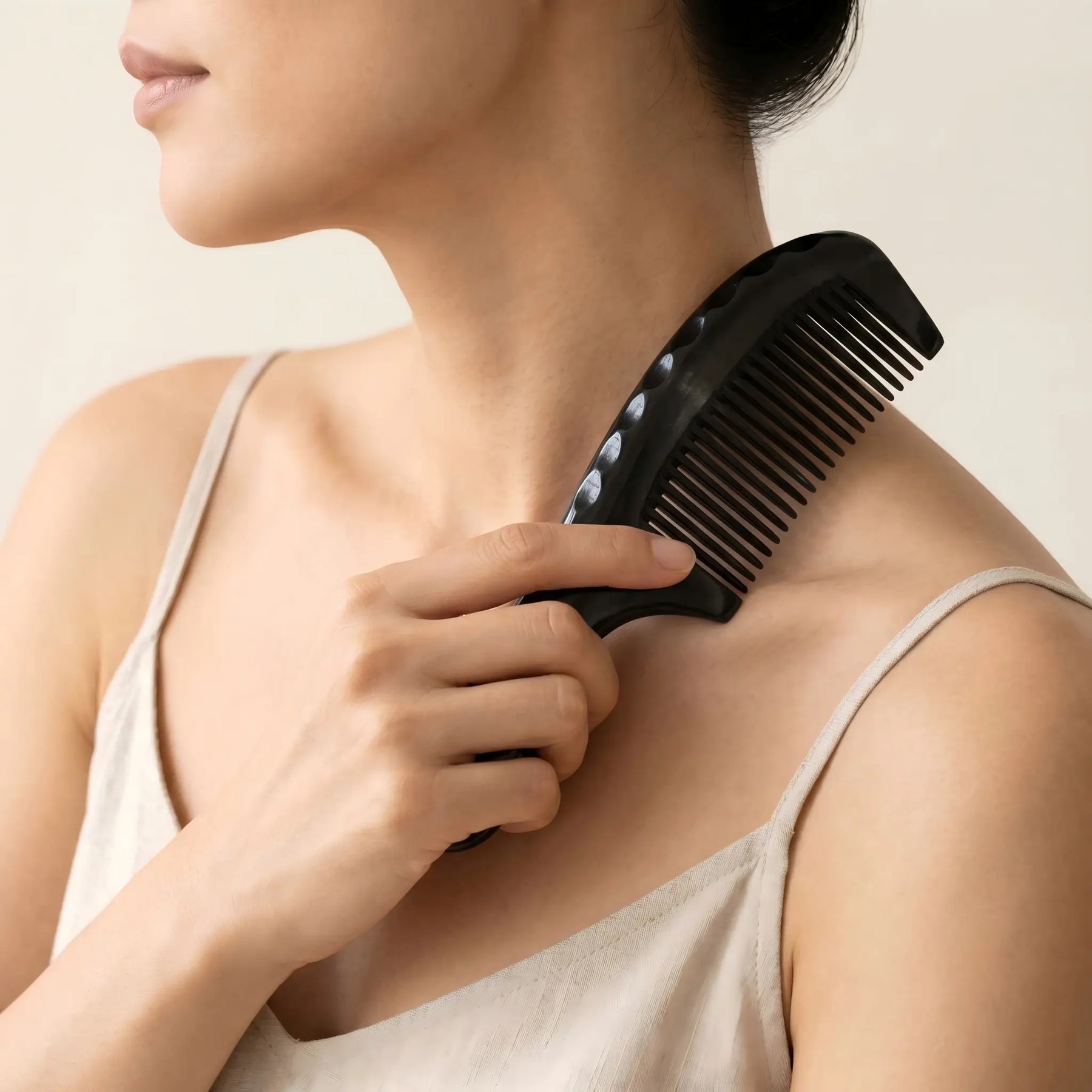 COZUY black ox horn rounded-handle comb, smooth tooth-free edge at the shoulder for a gua sha ritual. detail image 4