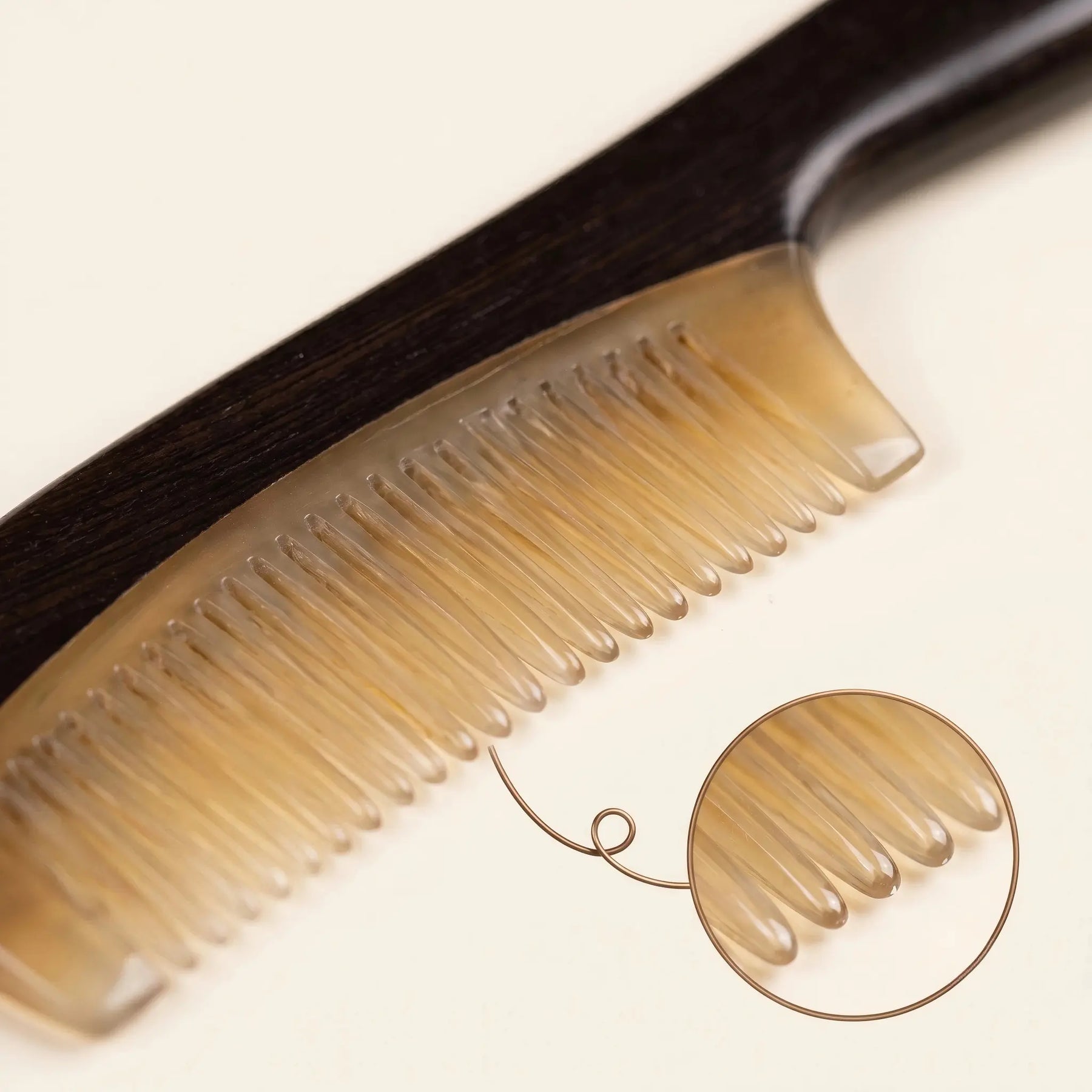 COZUY sheep horn and ebony handle comb close-up showing polished sheep horn teeth and dark ebony handle. detail image 2