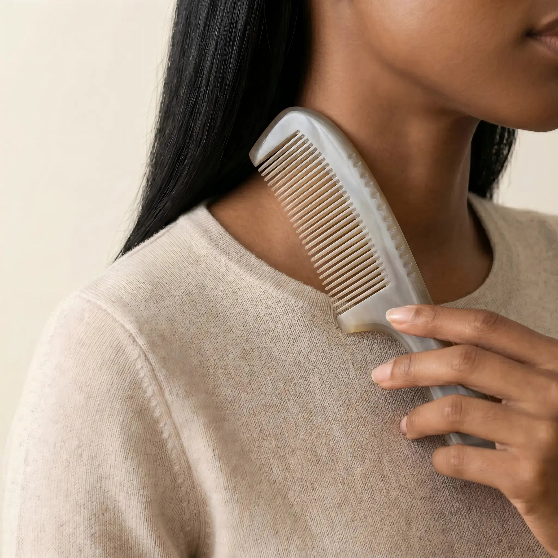 COZUY translucent yak horn handle comb, smooth tooth-free edge at the shoulder for a gua sha ritual. detail image 4