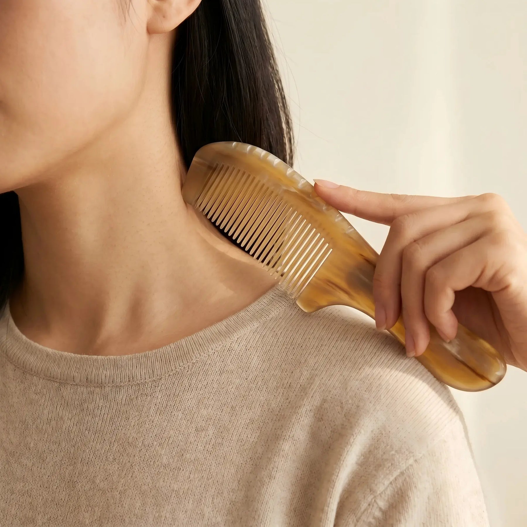 COZUY marbled white yak horn comb, smooth tooth-free edge at the shoulder for a gua sha ritual. detail image 4