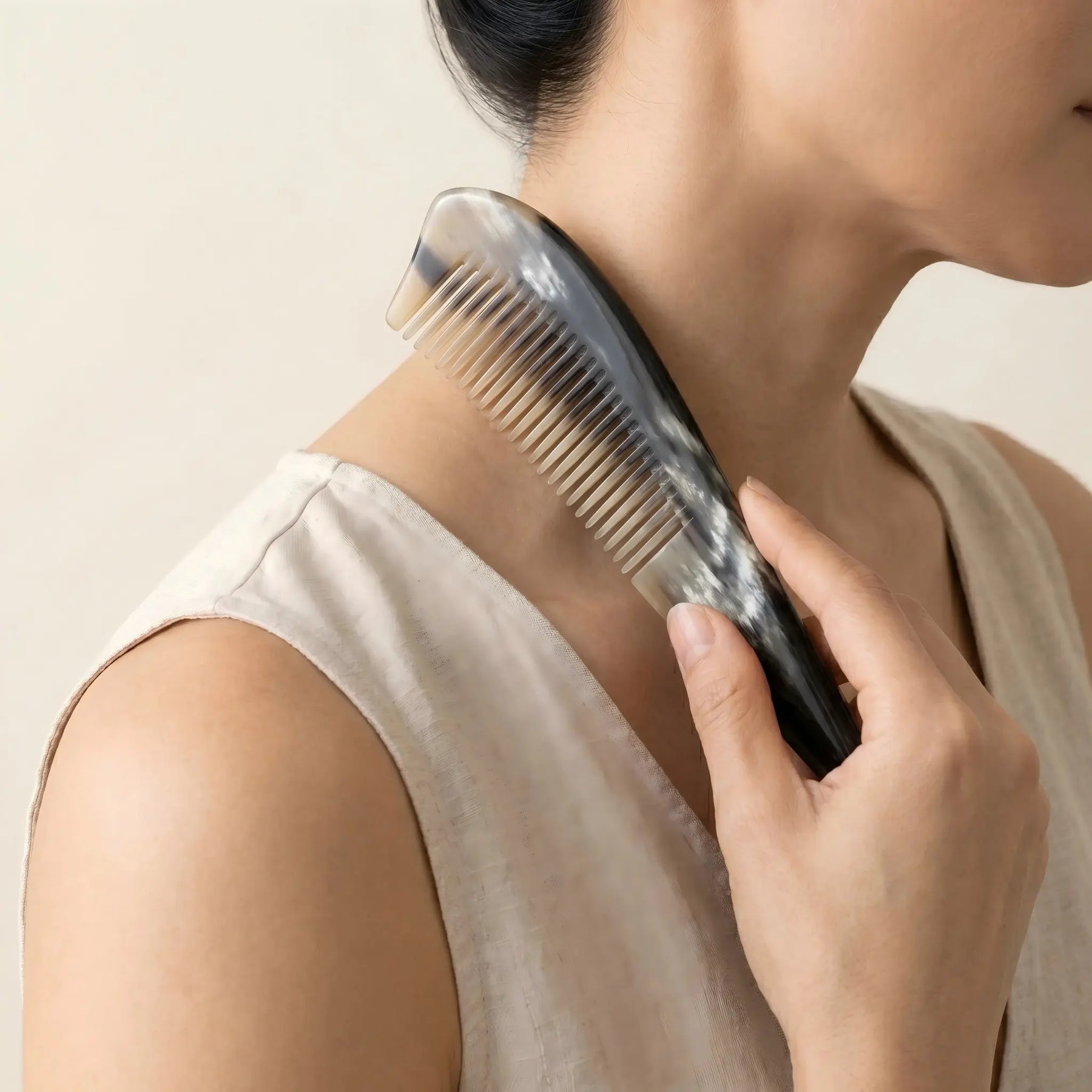 COZUY yellow ox horn pointed-tail comb, smooth tooth-free edge at the shoulder for a gua sha ritual. detail image 4